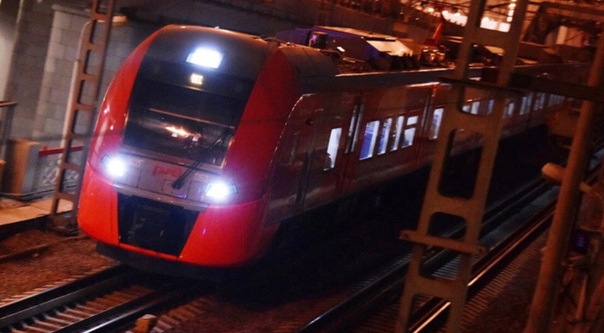 Трое мужчин погибли под колёсами поездов в Москве и Подмосковье.