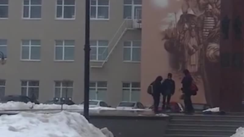 Группа подростков пыталась потушить Вечный огонь возле Дворца культуры «Россия» в Серпухове, сообщае...