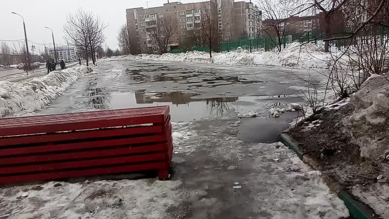 На Салтыковской улице вот таким образом перекрыли плоскостную парковку. Что, все на пла...