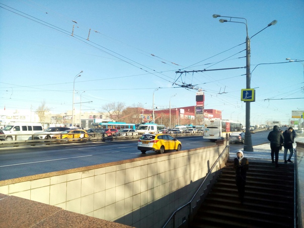 На Ярославке в центр, все 76 троллейбусы стоят на Ростокино, из-за ремонта токопроводящих линий