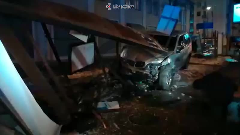 В Москве на Люблинской улице столкнулись два автомобиля, один из которых в результате улетел в автоб...