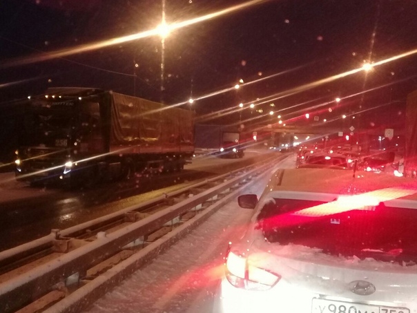 Киевское шоссе 64 километр в сторону области на светофоре ДТП 4 машины