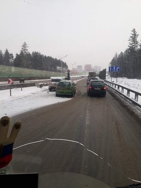 Минское шоссе в Москву, перед поворотом на Внуково. Пробку создали уже приличную.