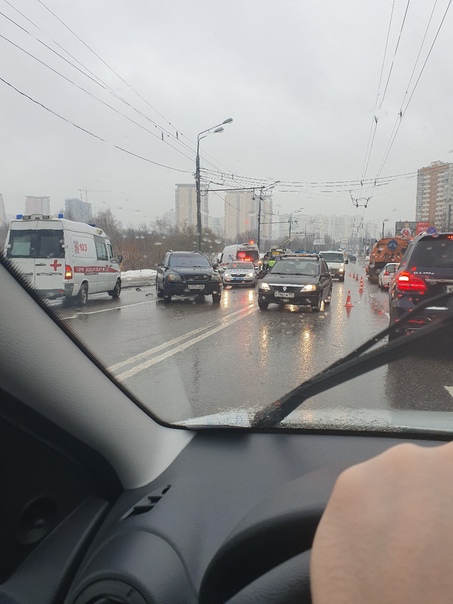 Никулинская улица в сторону метро Озерная,4 машины,актуально на 14.55.