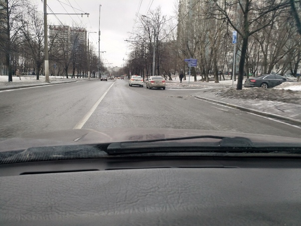 Шипиловская улица, таксист нежно прижался...