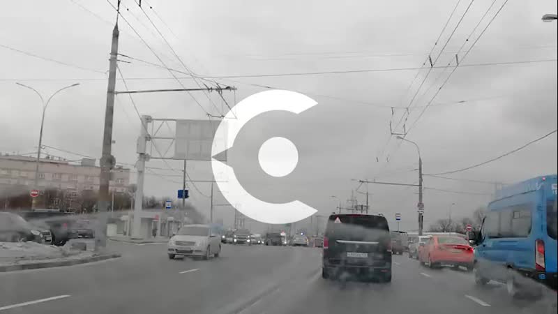 В Москве на Краснодонской столкнулись внедорожник и легковой автомобиль. МЧС и скорой на месте уже н...