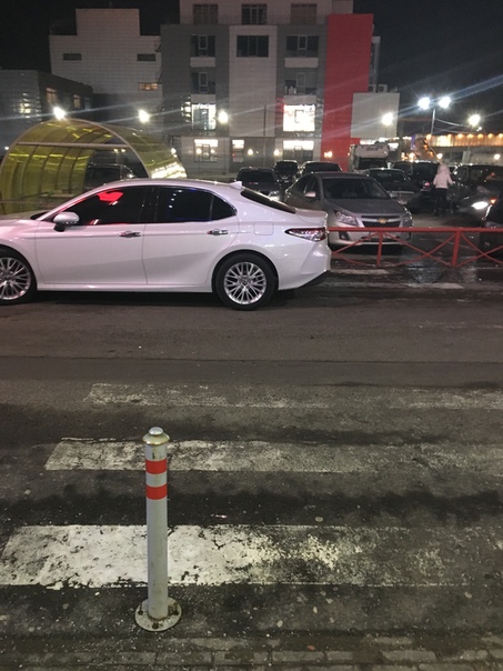 Хамская парковка на тротуаре у гипер маркета Карусель на Минском шоссе. Основная парковка пустая