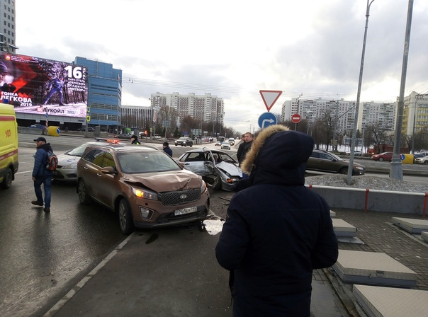 Авария на пересечении Дорожной улицы и Варшавского шоссе рядом с Ритейл парк.