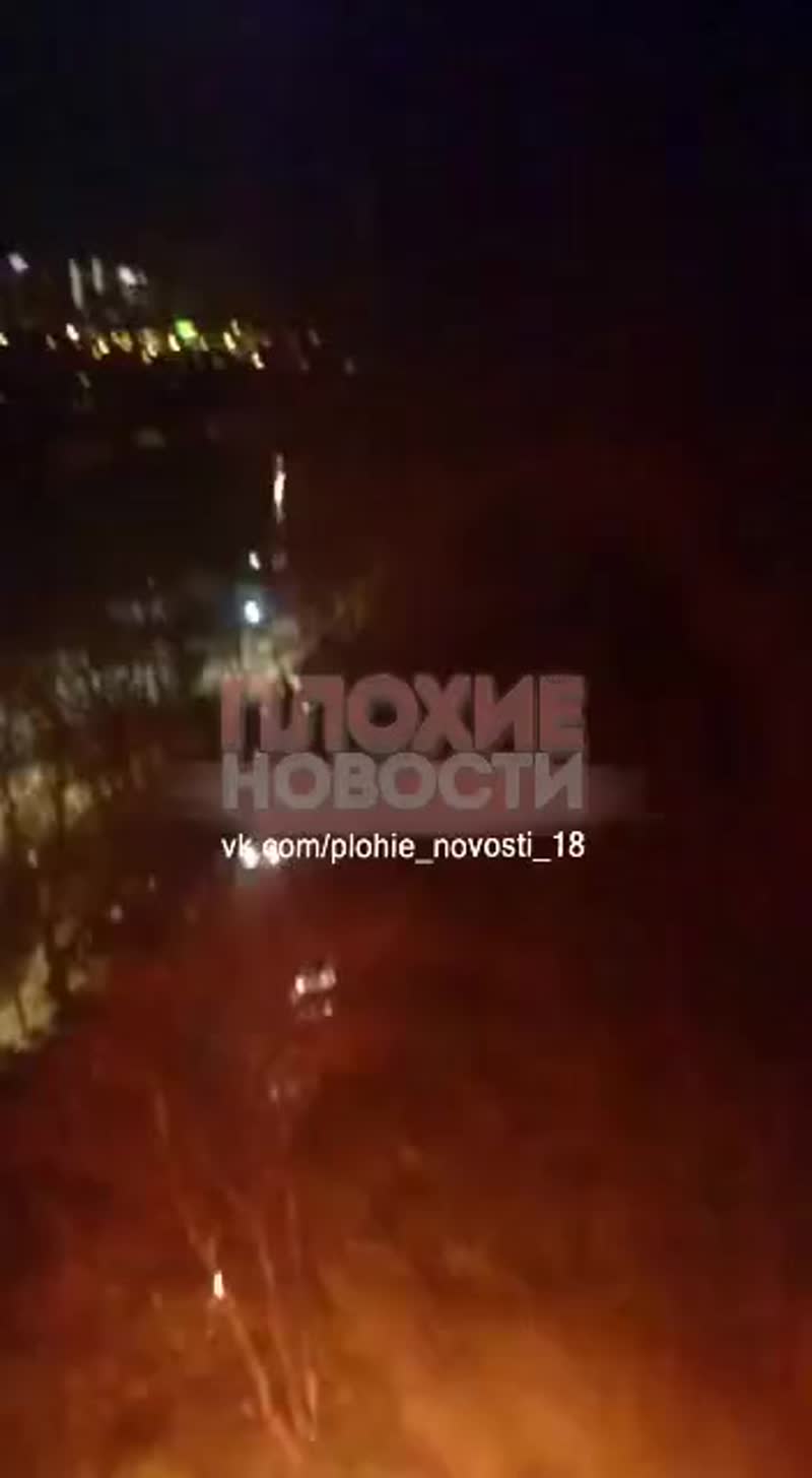 Сегодня ночью во дворе дома 27к5 по Нахимовскому проспекту в Москве было жарко. Сначала вспыхнул оди...