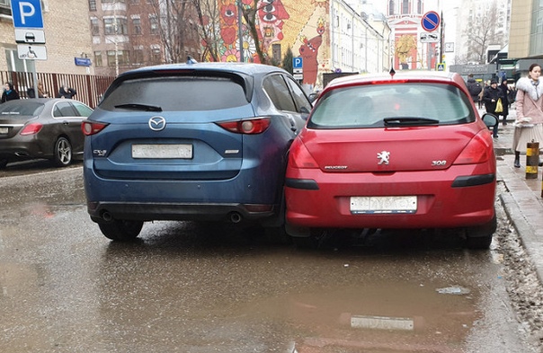 Пользователь портала Pikabu стал свидетелем «нового слова» в парковке автомобилей в центре Москвы. Д...