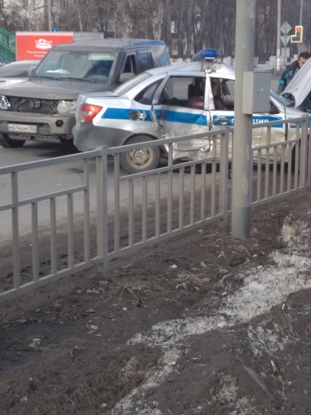 Авария на перекрёстке возле магазина «ДА» в Бронницах. Один сотрудник полиции пострадал. «Land rover...