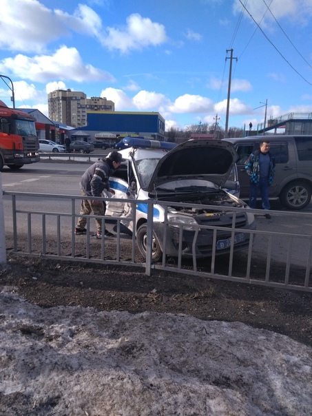 Авария на перекрёстке возле магазина «ДА» в Бронницах. Один сотрудник полиции пострадал. «Land rover...