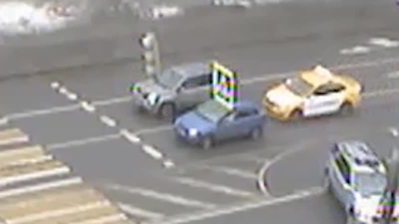 Один из самых частых примеров аварии. На Севастопольском проспекте таксист задумался и влетел в легк...