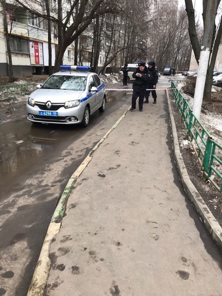 Оцеплена территория за домом 3к3 по Днепропетровской улице. Очевидцы передают, что найдена граната.