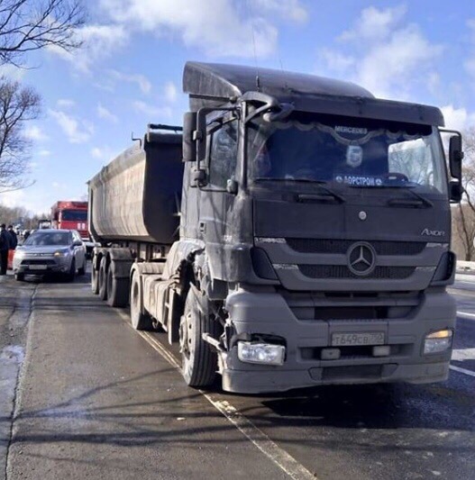 На Варшавском шоссе произошла серьезная авария, столкнулись грузовик и трактор, последний в результа...