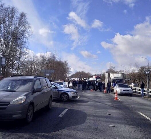 На Варшавском шоссе произошла серьезная авария, столкнулись грузовик и трактор, последний в результа...