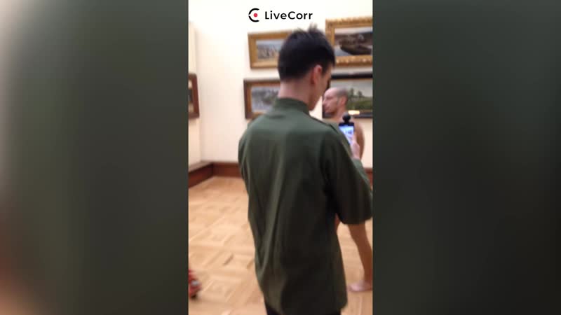 Мужчина разделся догола и прошелся по Врубелевскому залу Третьяковской галереи в Москве. На его теле...
