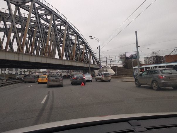 2 пи*ды под мостом на Варшавке в центр.