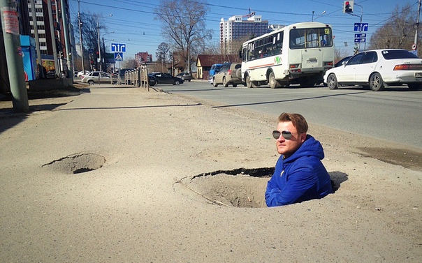 Дорожное полотно просело на площади около 25 квадратных метров на юго-востоке Москвы, движение машин...