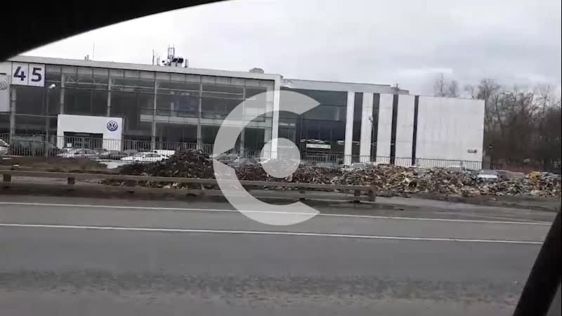 Несколько мусоровозов разгрузили тонны гниющих отходов прямо на Московской кольцевой автодороге в Мо...