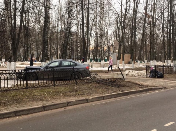 Сегодня ночью водитель на BMW снес ограду забора на ул. Октябрьская в Красногорске.