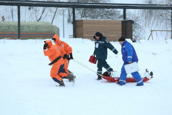 Столичные спасатели помогли лыжнику, который провалился под лёд на Канале им. Москвы. Об этом сообщи...