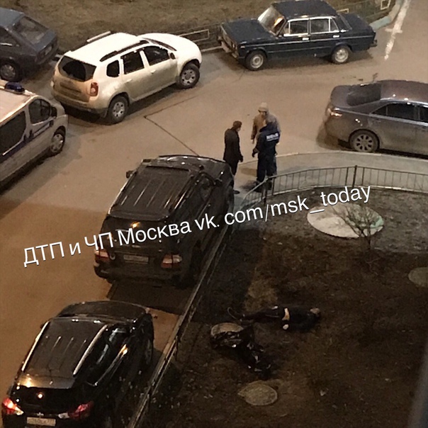 Выпал человек с балкона, только сейчас забрали труп. Рядом с МКАД, Улица Беловежская.