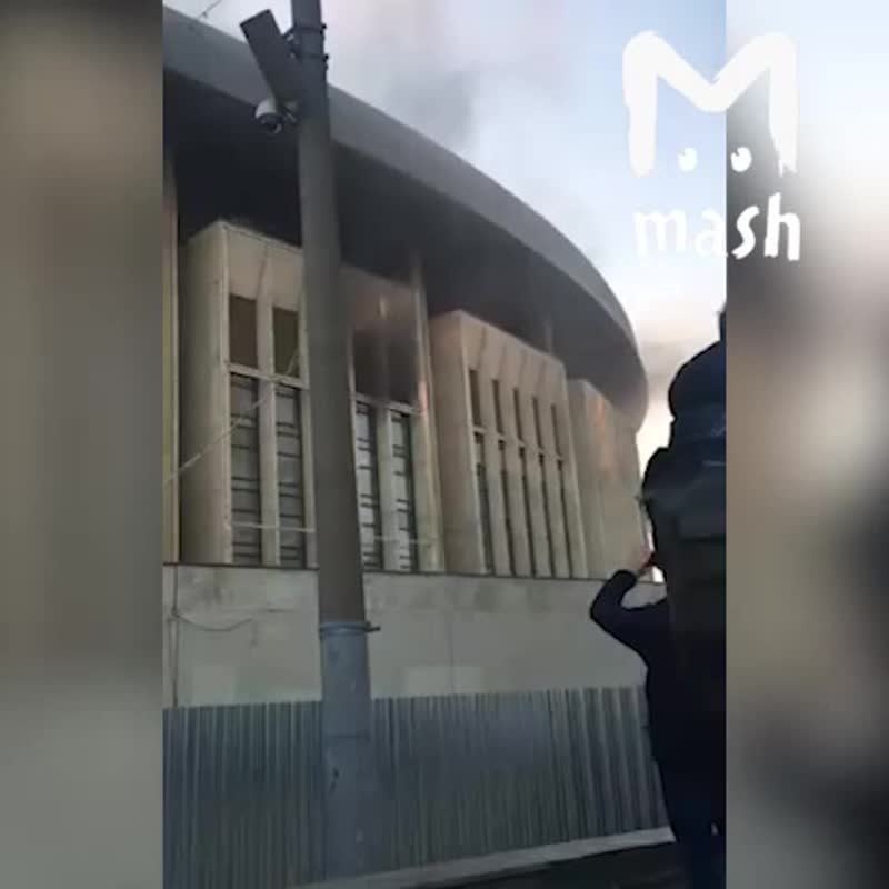 В Москве горит спорткомплекс “Олимпийский”.