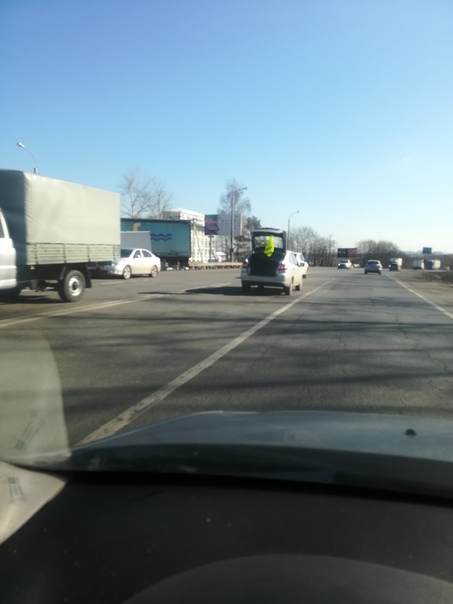 Торгуют светоотражающими жилетками в левом ряду Домодедовского шоссе, напротив "Кэмпа" после Симферо...