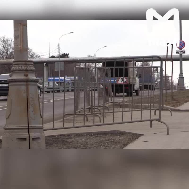 В Москве на Минской воры унесли 300 метров ограды, которая стояла вдоль парка Победы до мечети.