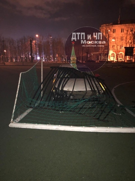 Яндекс такси и футбольное поле, стадион «Смена» в Капотне.