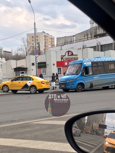Битва такси и маршрутки у Метро Молодёжная. 16.00
