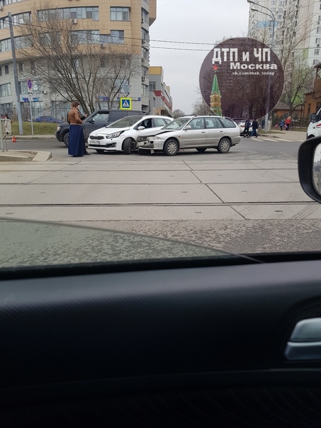2 дамы не разъехались на Симферопольском бульваре и стоят мирно обсуждают свои машины