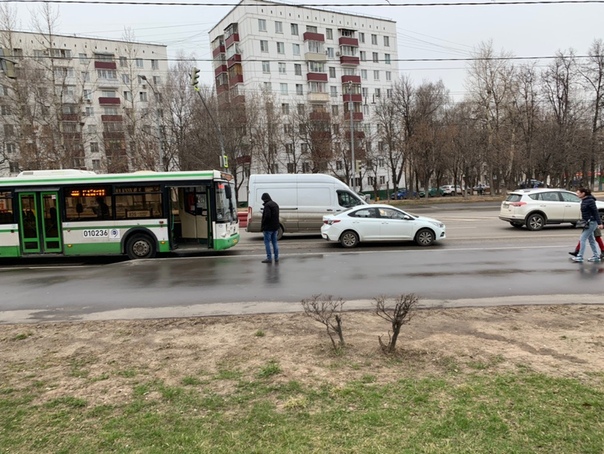 Севастопольский 69. Автобус и белый Хёнде нашли друг друга в А-полосе.