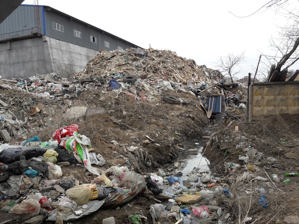 Север Москвы, улица Автомоторная, д. 5. Незаконная свалка строительного мусора. Она огромная. Люди б...