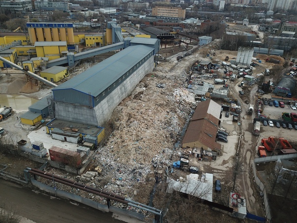 Север Москвы, улица Автомоторная, д. 5. Незаконная свалка строительного мусора. Она огромная. Люди б...