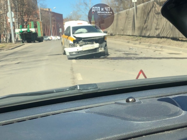 В Локомотивном проезде (Окружная ) такси в мясо. Водитель сказал, что вторая машина уехала. Было око...