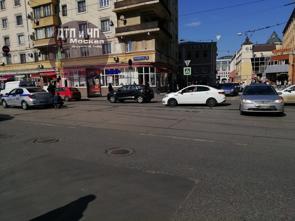 Только что на Павелецкой набережной, авария с полицейской машиной