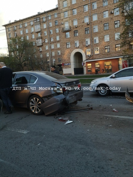 Паровозик из 4 машин выстроился на Ленинском проспекте.