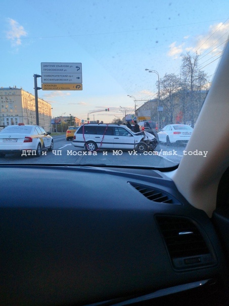 Паровозик из 4 машин выстроился на Ленинском проспекте.