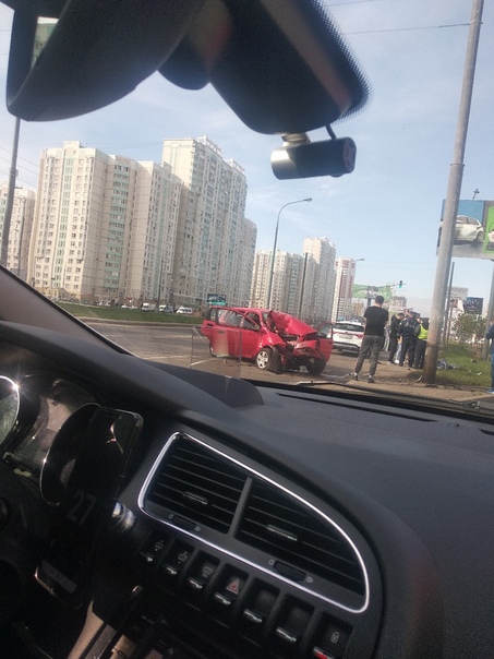 Комсомольский проспект, водитель погиб, лежит на земле, будьте аккуратнее.
