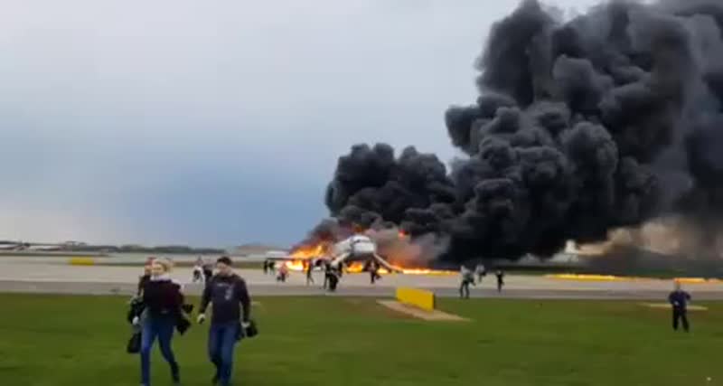 В аэропорту Шереметьево приземлился горящий самолёт.