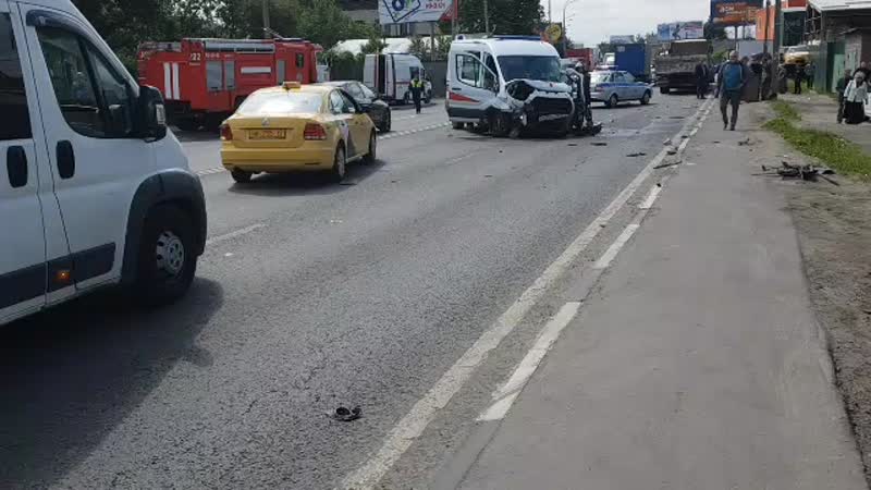 Машина скорой помощи попала в ДТП с легковушкой на Щелковском шоссе в Щитниково. На место вылетел ве...