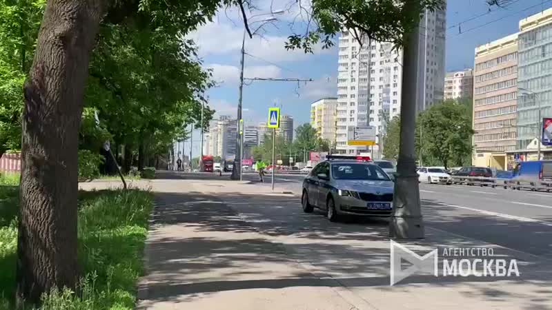 Автомобиль "Jaguar" налетел на дерево на Ленинградском шоссе. Авария произошла у дома 106. Водитель ...