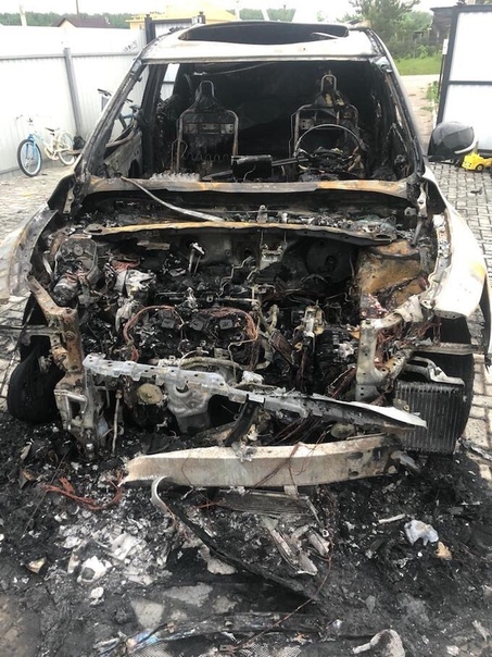 Вчера в д. Паниково сгорел, ну или сожгли, Infiniti. Машина принадлежала известному ...