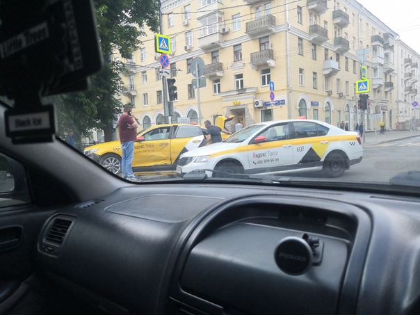 5-я Парковая, два Яндекс такси не поделили дорогу)