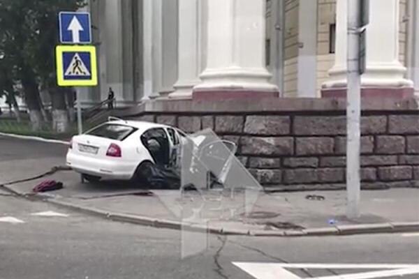 Автомобиль протаранил стену Театра Российской армии. Авария произошла на Суворовской площади в центр...