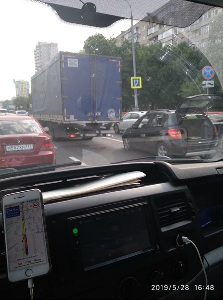 На Севастопольском проспекте Suzuki SX4 не заметил грузовичок