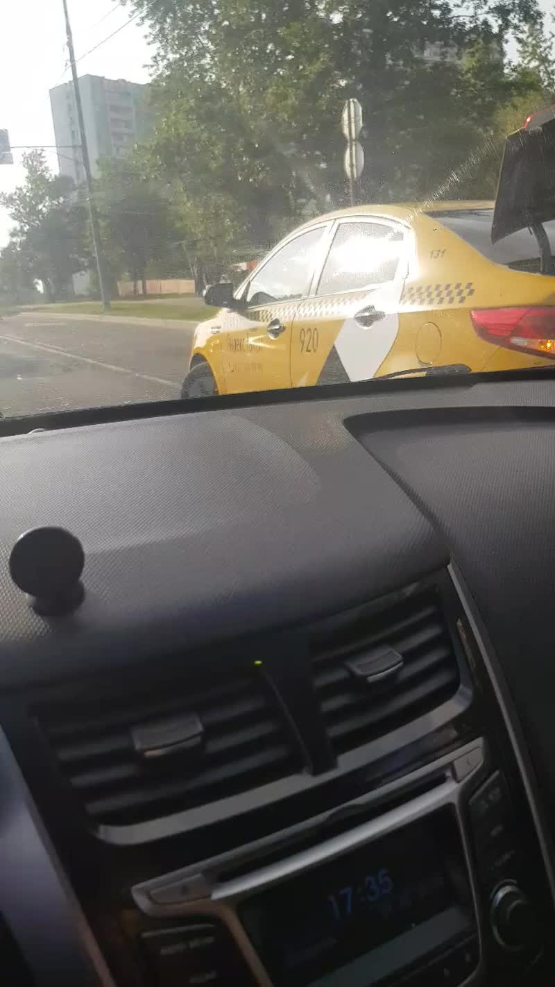 Такси и Скорая на Балаклавском перед Севастопольским.