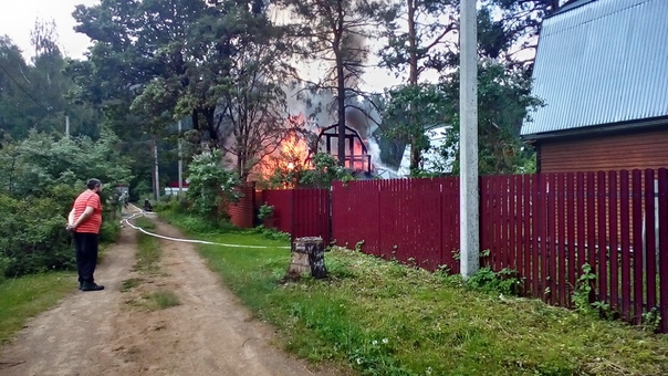В Орудьеве сгорел дом от шаровой молнии. К счастью, никого не было на участке, никто не пострадал.